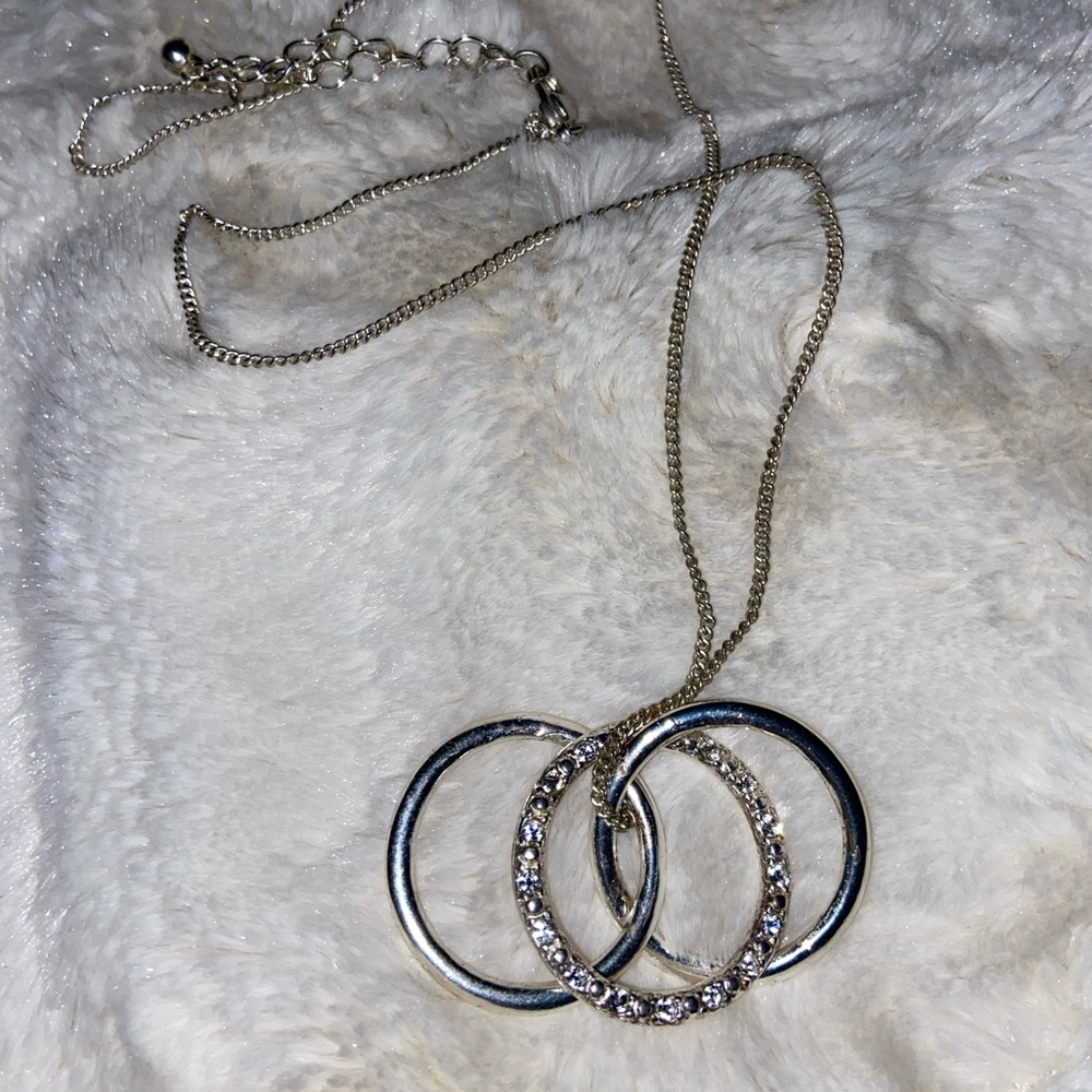 Elegant ladies Past , Present , Future 3 Ring Necklace